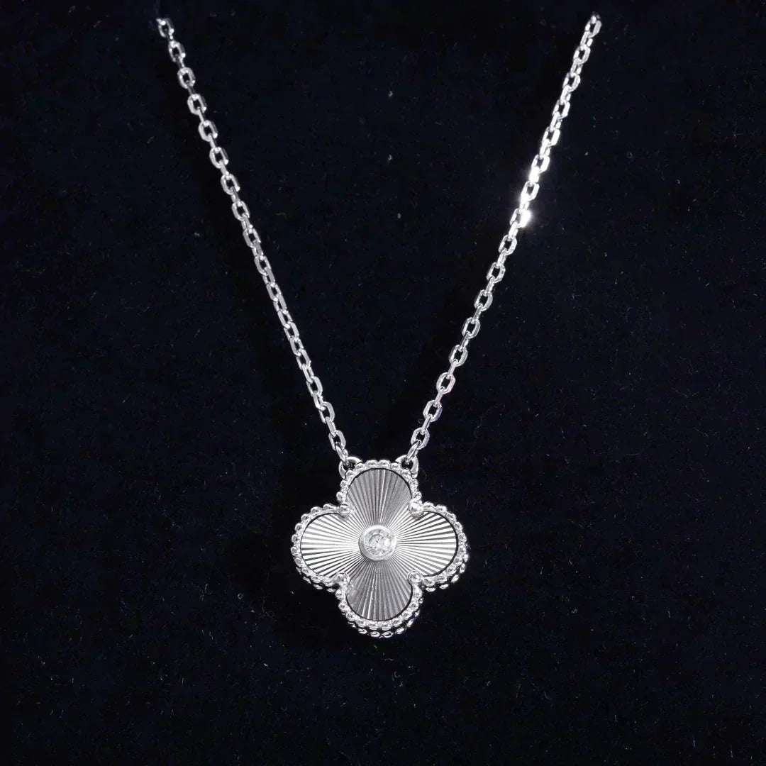 [Opulent Aurora]CLOVER  15MM DIAMOND LASER NECKLACE SILVER