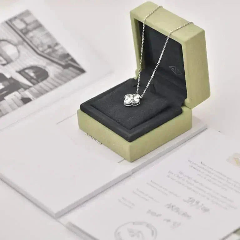 [Opulent Aurora]CLOVER  15MM DIAMOND LASER NECKLACE SILVER