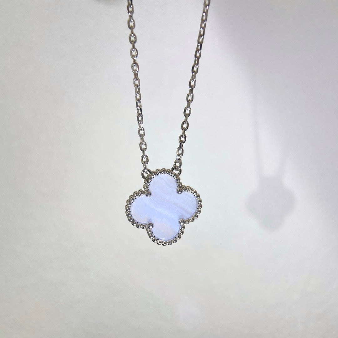 [Opulent Aurora]CLOVER 15MM BLUE CHALCEDONY NECKLACE SILVER
