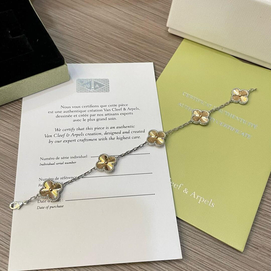 [Luxe Jewelry]CLOVER  5 MOTIFS  CHRISTMAS LIMITED EDITION BRACELET